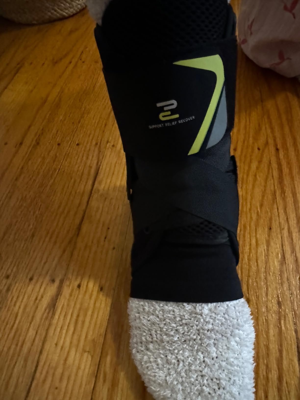 Quick Lace Up Ankle Brace with Side Stabilizing Pads. Slim Fit Ankle Support Brace. Adjustable & Breathable Ankle Support for Men Women. Ankle Stabilizer for Sprain.Injury Recovery.Sports.XL photo review