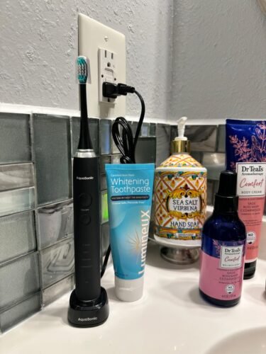 Aquasonic Black Series Ultra Whitening Toothbrush – ADA Accepted Electric Toothbrush- 8 Brush Heads & Travel Case – 40.000 VPM Electric Motor & Wireless Charging - 4 Modes w Smart Timer photo review