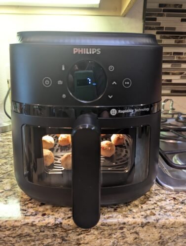 Philips 2000 Series Airfryer - RapidAir Technology. 13-in-1 Ways to Cook. 4.4QT Capacity. Healthier Meals Up to 90% Less Fat. Easy to Clean. Dishwasher Safe. Touchscreen Control. HomeID App (NA221/00) photo review