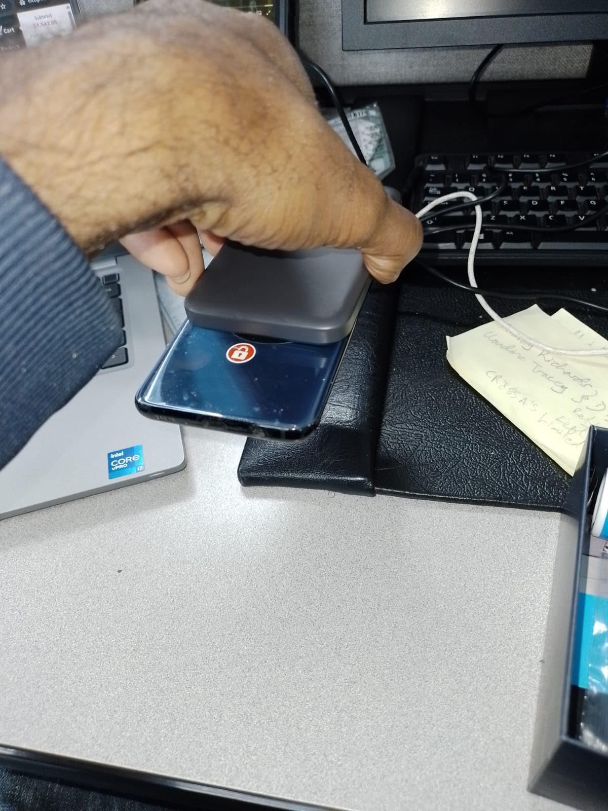 Anker 621 Magnetic Portable Charger (MagGo). 5.000mAh Wireless Power Bank with USB-C Cable. Magsafe-Compatible Battery Pack for iPhone 16/15/14/13/12 Series photo review