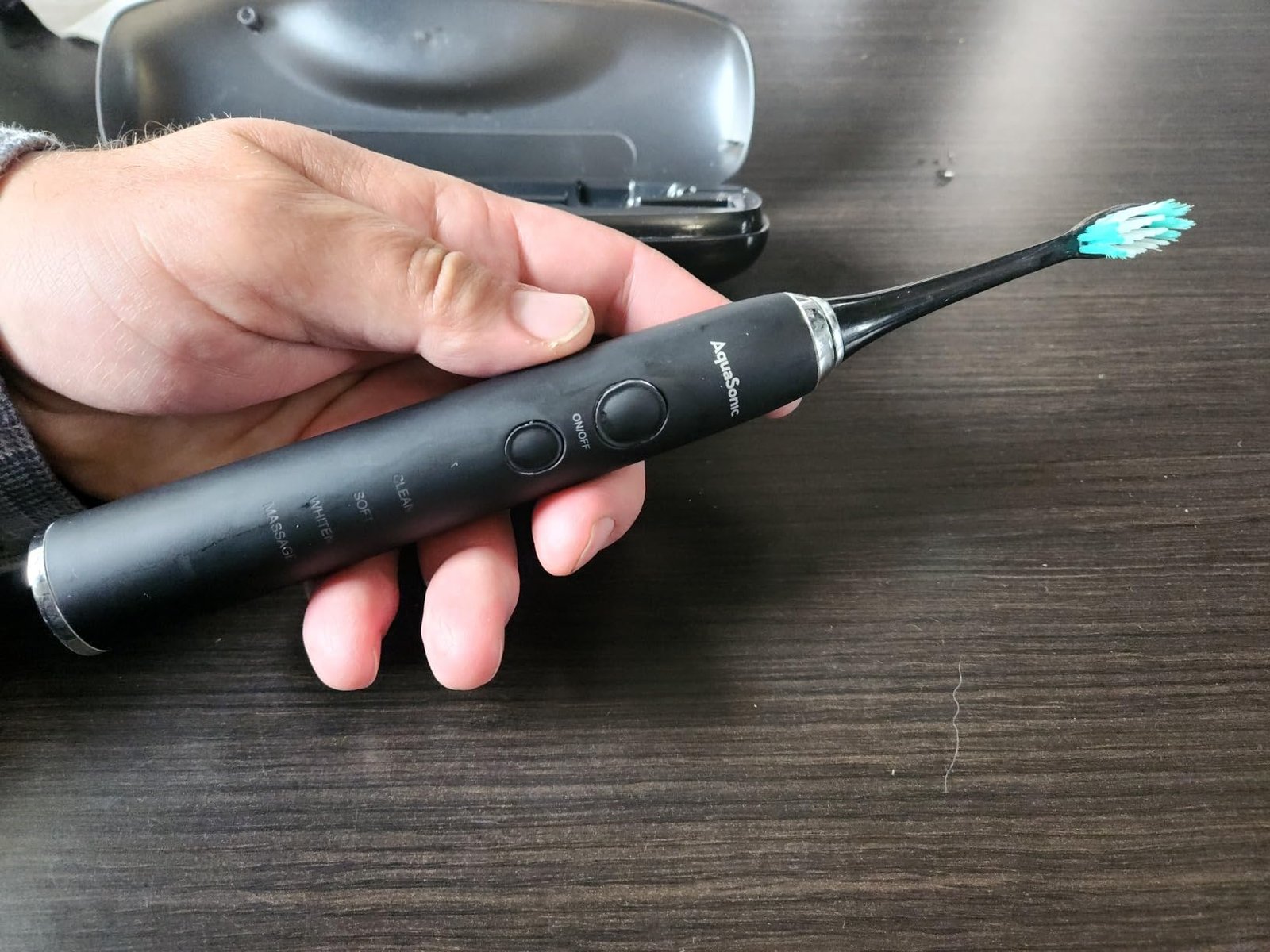 Aquasonic Black Series Ultra Whitening Toothbrush – ADA Accepted Electric Toothbrush- 8 Brush Heads & Travel Case – 40.000 VPM Electric Motor & Wireless Charging - 4 Modes w Smart Timer photo review