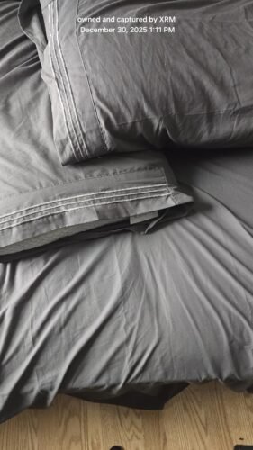 Queen Size 4 Piece Sheet Set - Comfy Breathable & Cooling Bed Sheets Set - Hotel Luxury Bedding for Women. Men. Kids. Teens. Boys & Girls - Deep Pockets. Soft and Wrinkle Free - Oeko-Tex - Dark Grey photo review