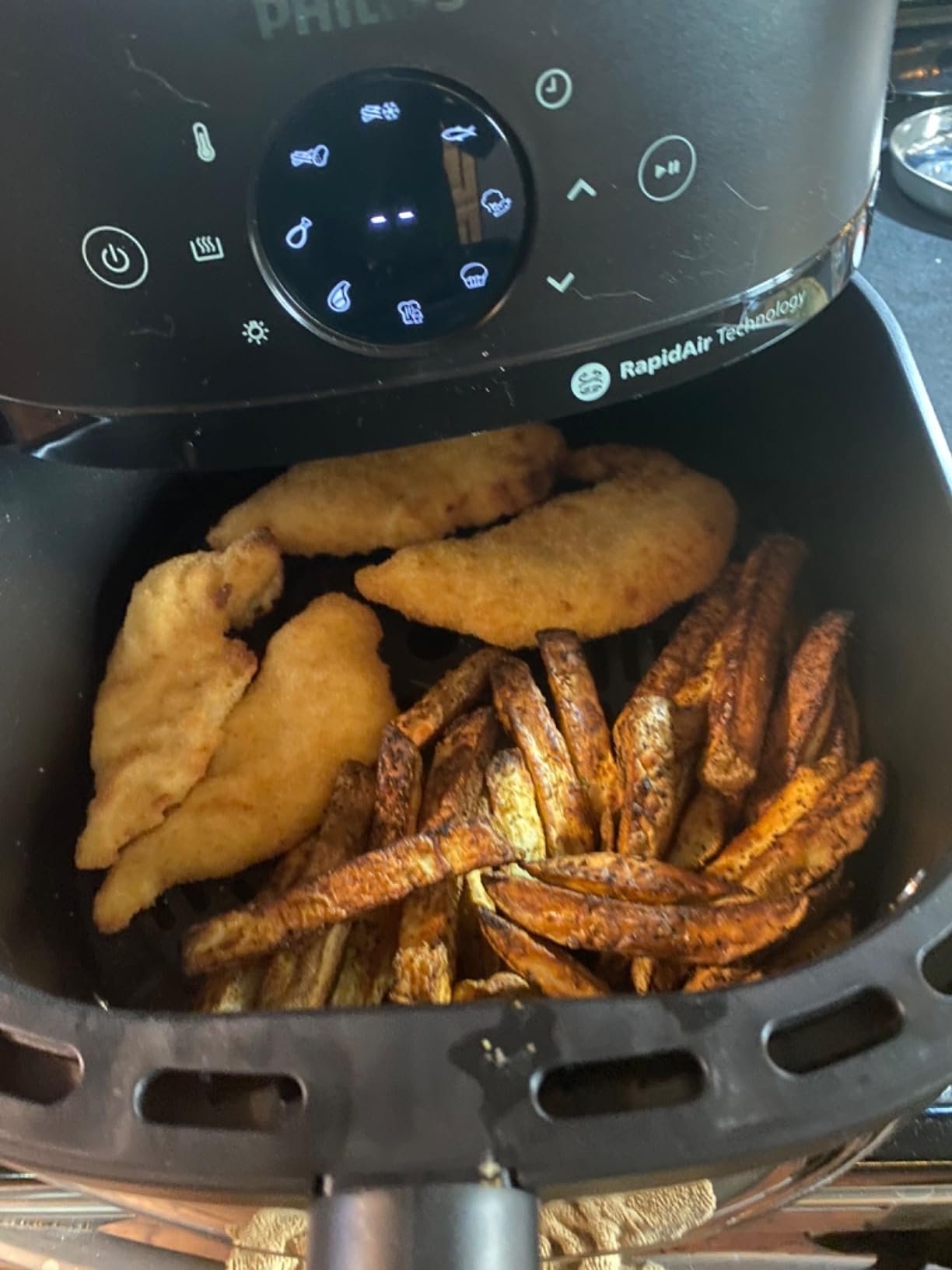 Philips 2000 Series Airfryer - RapidAir Technology. 13-in-1 Ways to Cook. 4.4QT Capacity. Healthier Meals Up to 90% Less Fat. Easy to Clean. Dishwasher Safe. Touchscreen Control. HomeID App (NA221/00) photo review