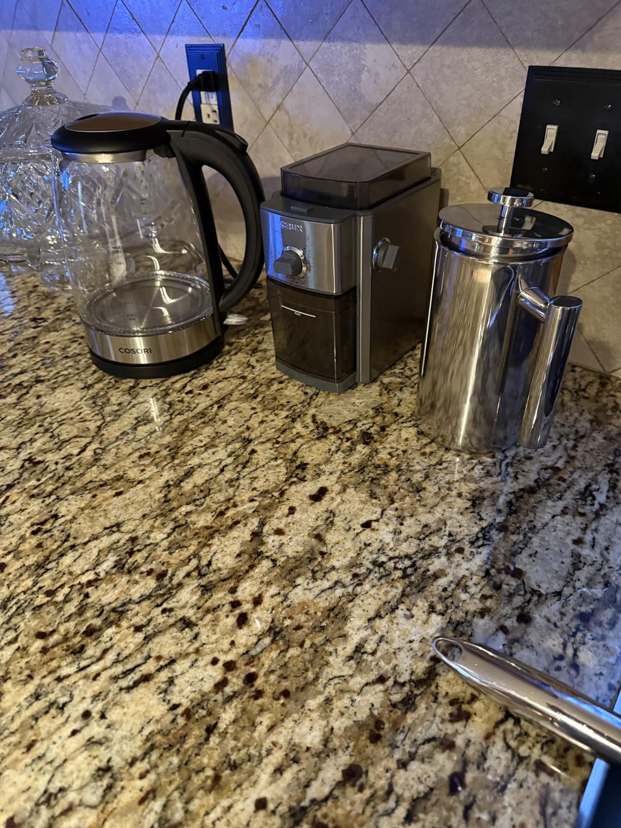 Cosori Electric Kettle. No Plastic Contact With Water. Wide Mouth For Easy Cleaning. Auto Shut Off. 1.7L Tea Kettle & Hot Water Boiler. Water Heater & Teapot. Borosilicate Glass. Black. 1500W photo review
