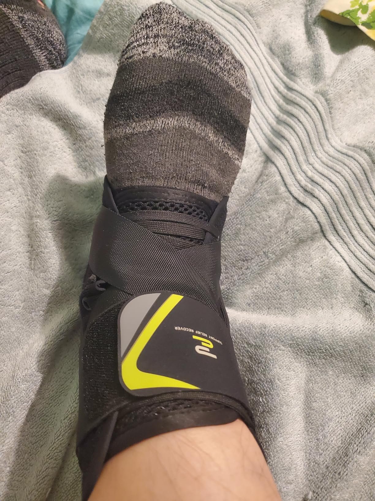 Quick Lace Up Ankle Brace with Side Stabilizing Pads. Slim Fit Ankle Support Brace. Adjustable & Breathable Ankle Support for Men Women. Ankle Stabilizer for Sprain.Injury Recovery.Sports.XL photo review