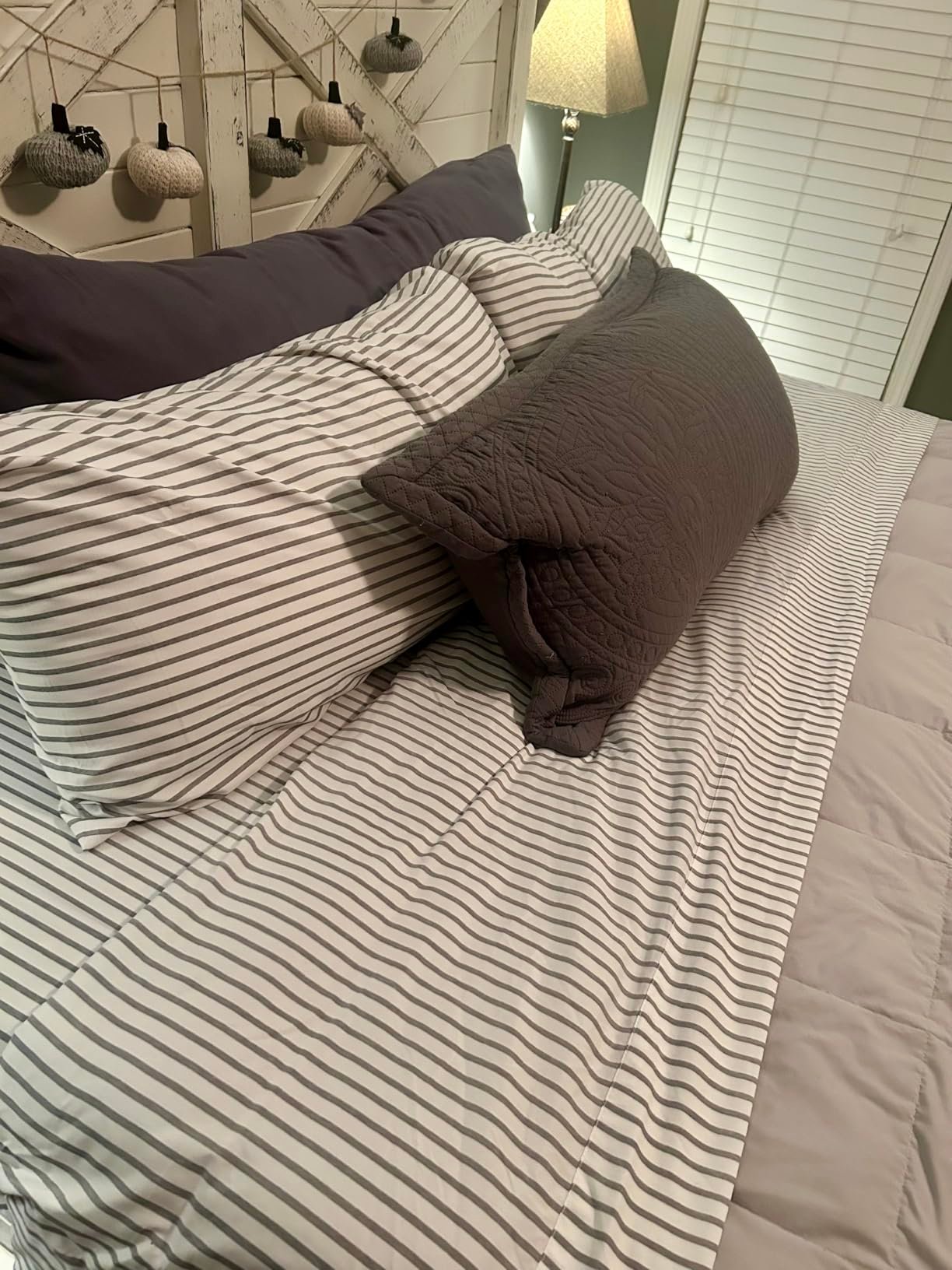 Queen Size 4 Piece Sheet Set - Comfy Breathable & Cooling Bed Sheets Set - Hotel Luxury Bedding for Women. Men. Kids. Teens. Boys & Girls - Deep Pockets. Soft and Wrinkle Free - Oeko-Tex - Dark Grey photo review